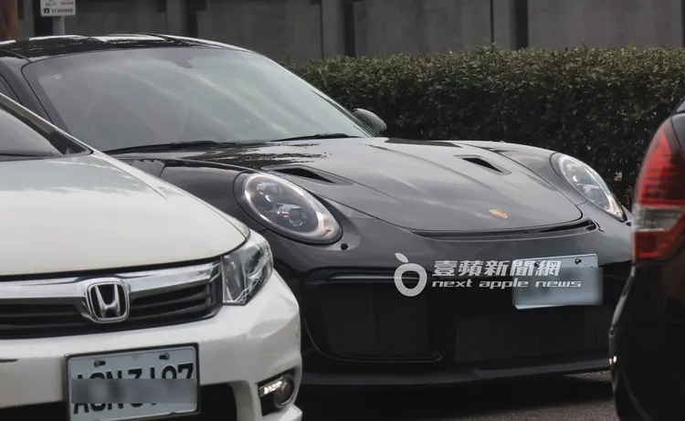 阮經天坐在駕駛座上，與同車友人有說有笑。特勤中心攝