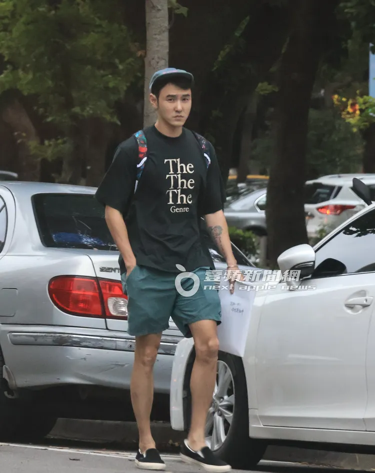 10多分鐘後，阮經天步出太平洋聯誼社大樓，與車商接洽男子交談後道別。特勤中心攝