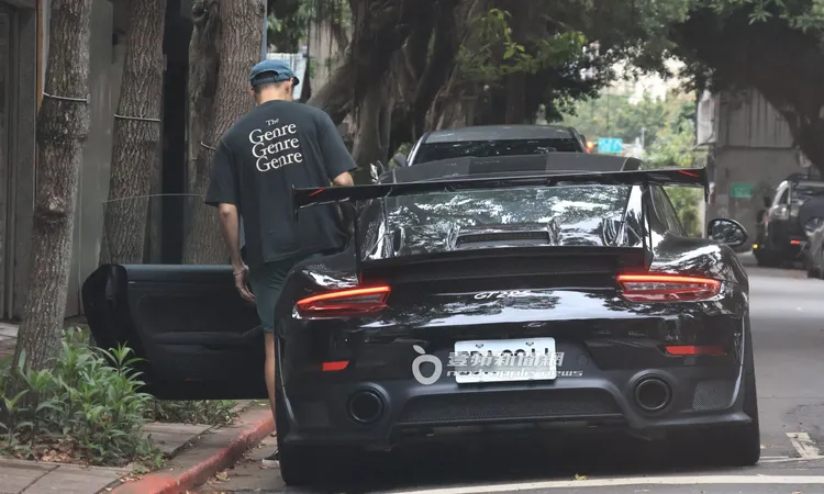 休假中的阮經天，開著1488萬保時捷新車回家拿資料，準備去內湖車行。特勤中心攝