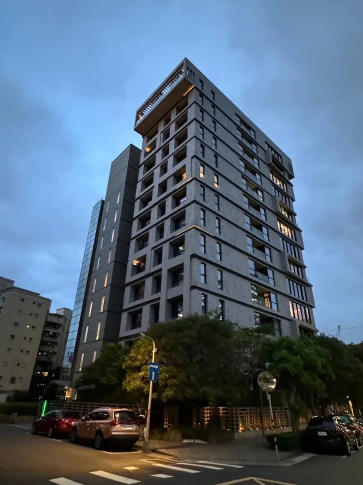 阮經天於2021年購入的「琢賦」豪宅，位於松山機場正對面，和偶像劇教母柴智屏當鄰居。特勤中心攝