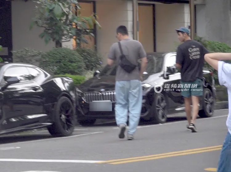 愛車如命的阮經天（右），走在路上不忘瞥一眼停在路邊的跑車。特勤中心攝