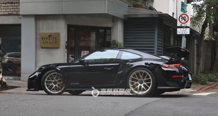 隨後阮經天開著1488萬起的保時捷新車離去。特勤中心攝