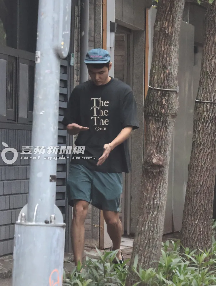 阮經天再度步出家門，上車前拍拍雙手和衣服上的灰塵，怕把新車弄髒。特勤中心攝