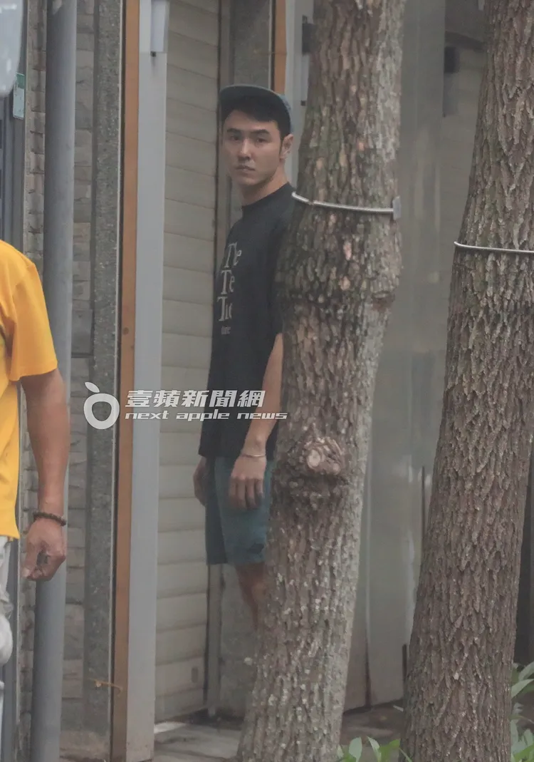 阮經天駕駛1488萬起的保時捷新車返回民生社區的家。特勤中心攝