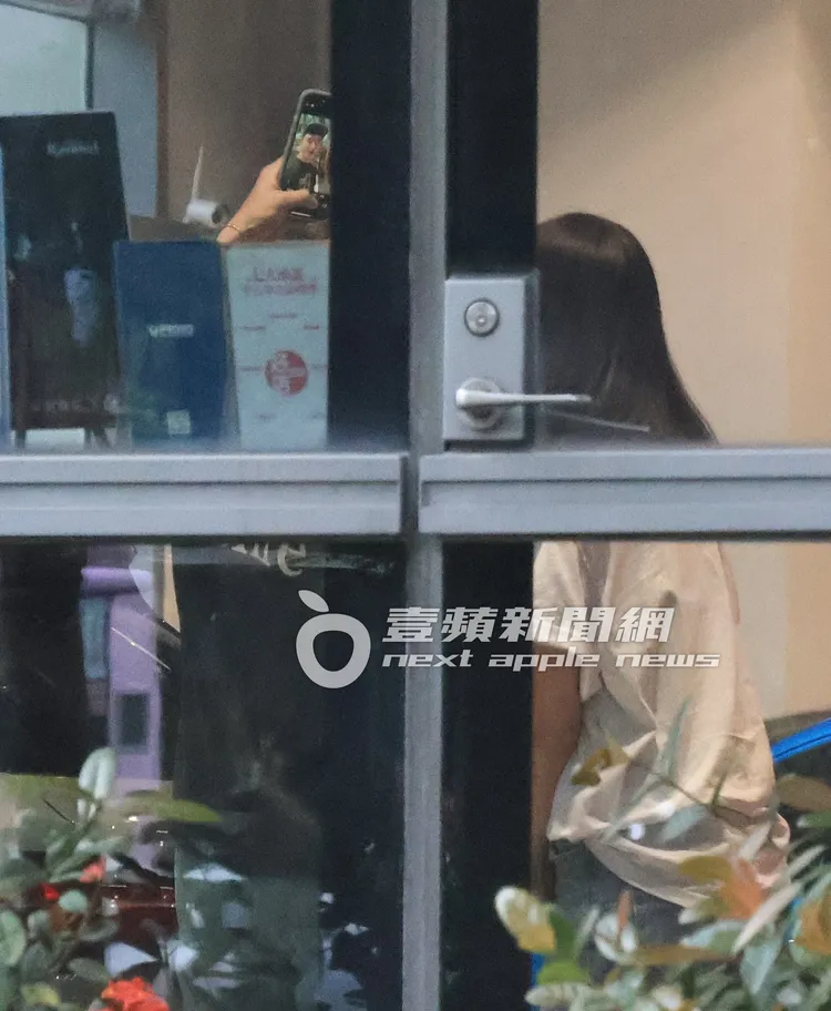 車商女接待員摟腰合影還不夠，阮經天拿起手機接著自拍。特勤中心攝