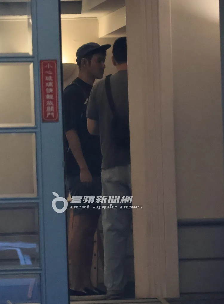 阮經天（左）上樓前繼續與友人討論。特勤中心攝