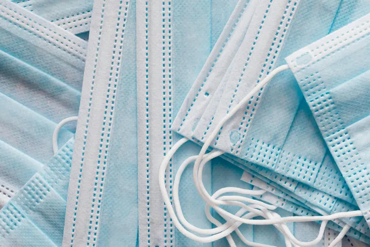 民眾前往醫療院所，若有符合6種情境，建議仍要配戴口罩。示意圖，取自Pexels