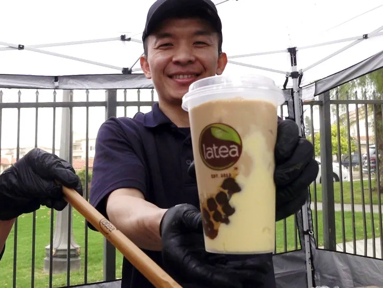 來自台灣的飲料業者陳韋安在洛杉磯的影城熱區開店，他觀察珍珠奶茶在美國非常受歡迎，不分族裔，尤其是年輕人最喜歡在下課結伴到飲料店。中央社
