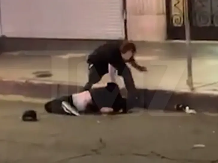 其中1人已經不支倒地，另外1人還繼續攻擊。翻攝　TMZ