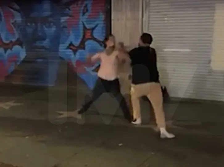 （左）狂打人的男子，與（右）自告奮勇出面阻止衝突的男人。翻攝　TMZ
