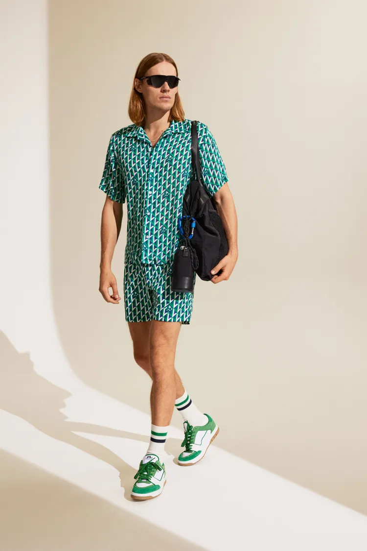 鑽石幾何短袖襯衫5980元、輕量抽繩泳褲3480元。品牌提供