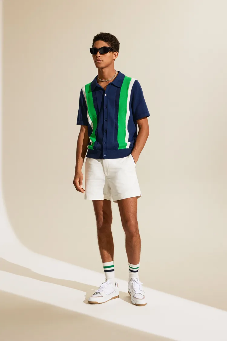 直條開襟針織POLO，6480元。品牌提供