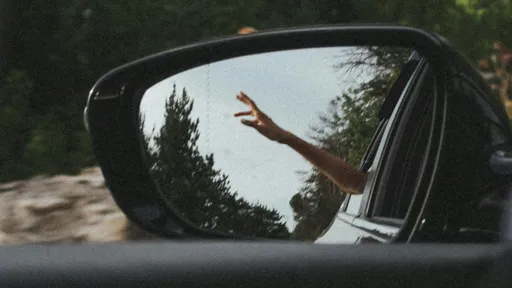 2歲女童沒出聲...媽媽轉頭驚見「被車窗夾死」