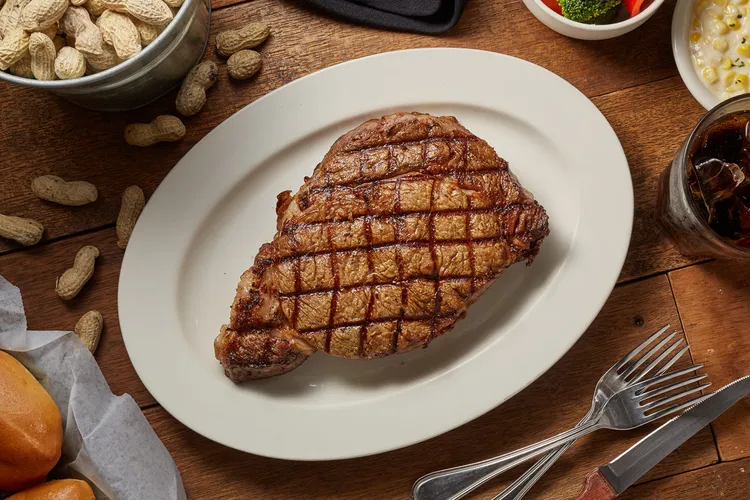 Texas Roadhouse竹北店VIP限定16 oz. 肋眼牛排雙人餐特價6月加開優惠時段。業者提供