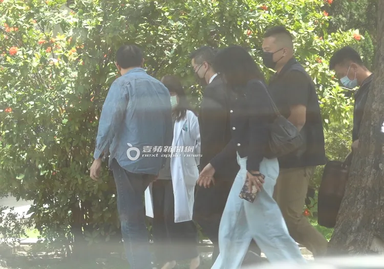 馬英九（左起）下車，北榮專科權威名醫及隨扈大陣仗迎接。特勤中心攝