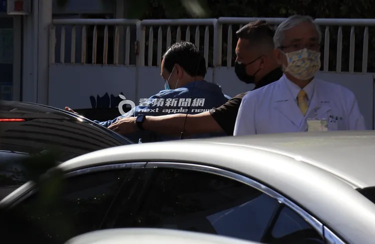 北榮院長陳威明（右）送馬英九上車，記者則相隔他們50公尺採訪拍攝。特勤中心攝