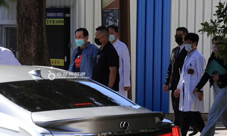 馬英九在北榮專科權威名醫大陣仗目送下搭車離開。特勤中心攝