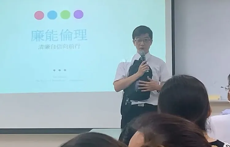 台中地檢署檢察官林彥良說，搭捷運遇到隨機砍人案，背包是最好的防護工具，最好前背以保護重要器官。台中醫院提供