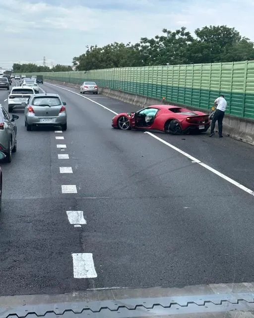法拉利超跑自撞護欄。民眾提供