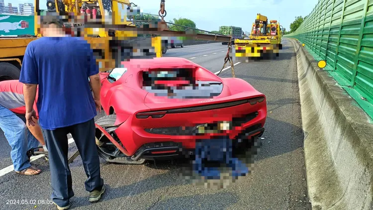 超跑自撞護欄後爆胎。民眾提供