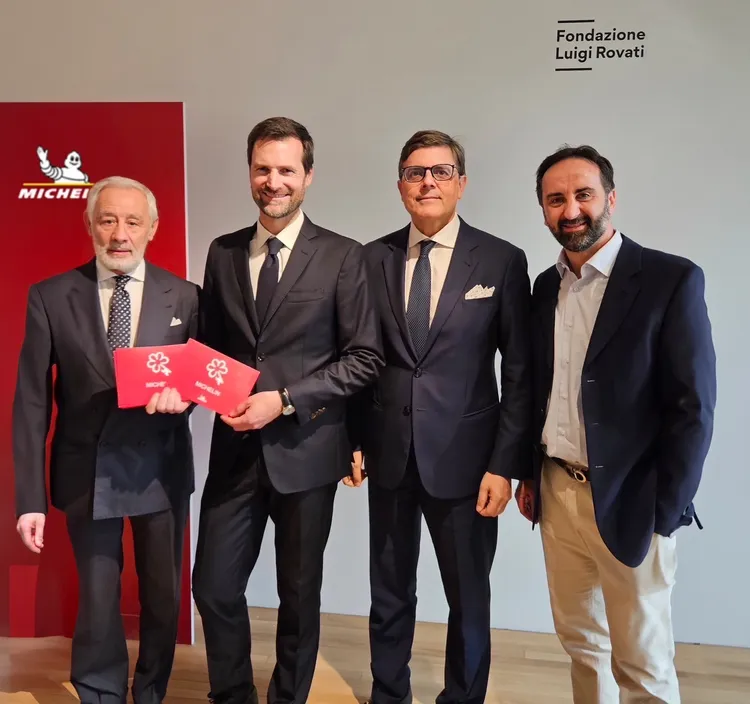 翡冷翠百花宮總經理Angelo Rizzi（左一）、米其林指南總監Gwendal Poullennec(左二)、雲朗觀光義大利事業總經理 Marco Casarola（右二）與翡冷翠百花宮米其林一星餐廳主廚Vito Mollica（右一）。業者提供