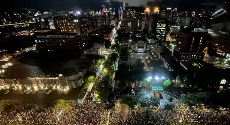 今(21日)截至9點12分，立法院已聚集了超過三萬人。圖片取自王定宇threads。