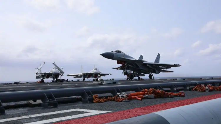 中國解放軍已經有大批飛行員具有在航空母艦起降的能力。資料照片