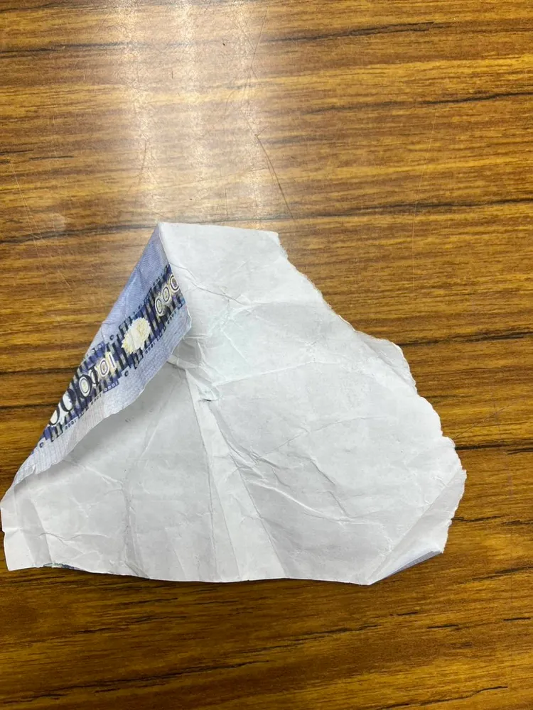 被撕毀的假鈔。警方提供