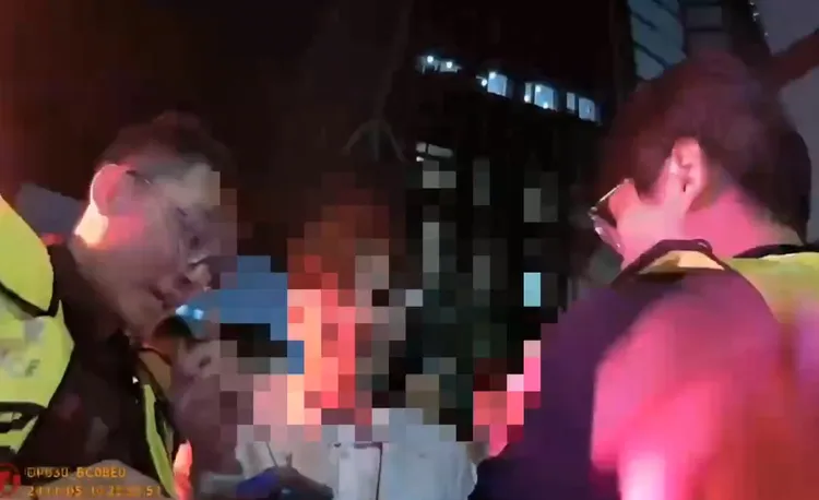 民眾在現場拜託警方疏散人潮。警方提供