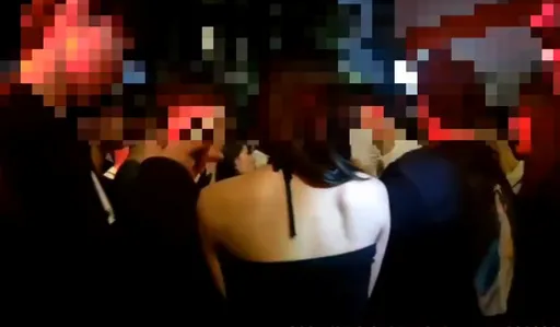 Mr.R信義區「撒假鈔」爆群聚推擠 涉2罪!警蒐證將通知他到案