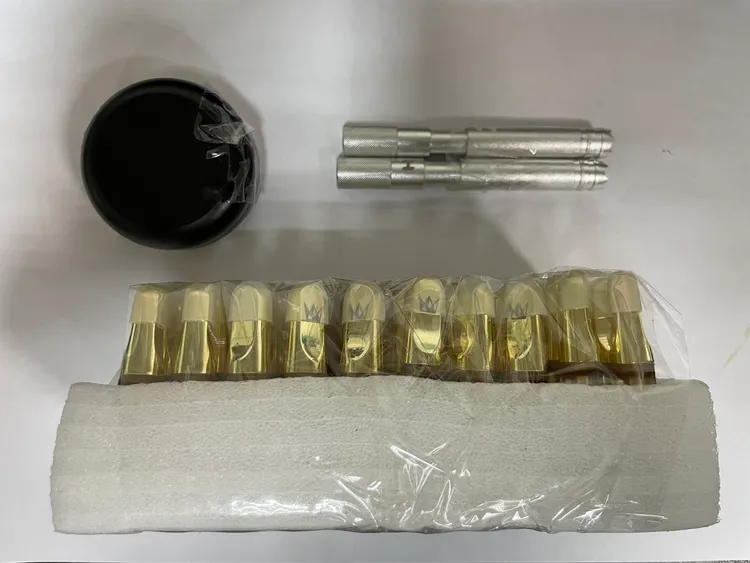 侯男被查獲的大麻煙彈及吸食器。民眾提供