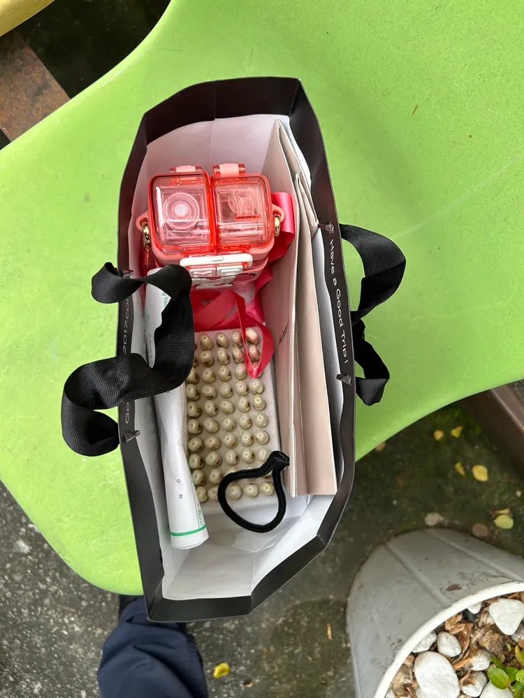 警方在侯男車內手提袋內查獲大麻煙彈。民眾提供