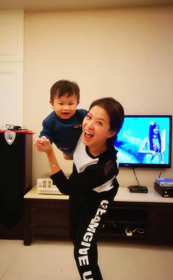 李燕（右）和侄子，她對小孩很有一套。翻攝李燕臉書