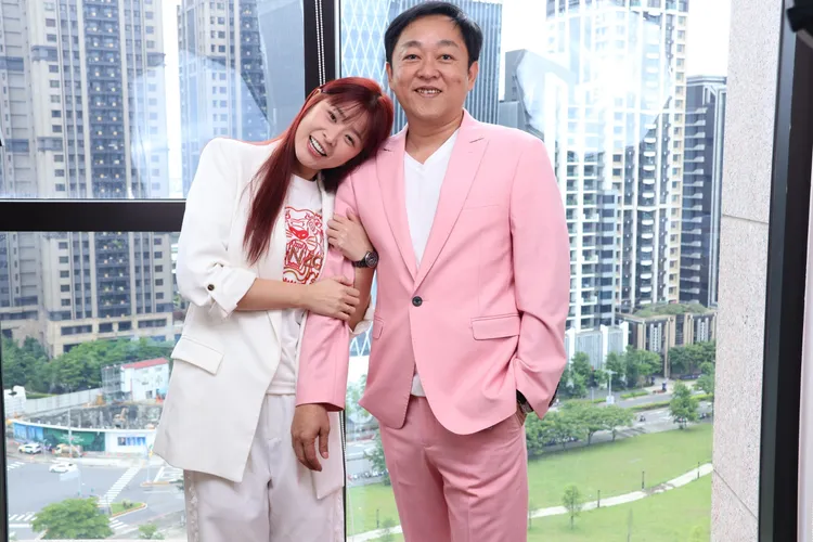 李燕（左）依偎在陳茂榮肩上十分甜蜜。