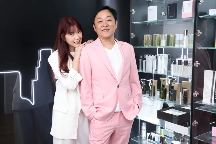 李燕（左）跟陳茂榮學做生意。