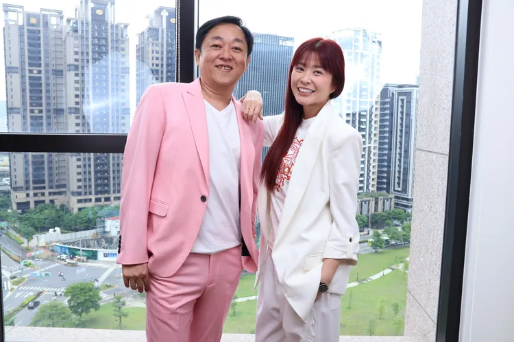 李燕（右）成為老公跟孩子的溝通橋樑。