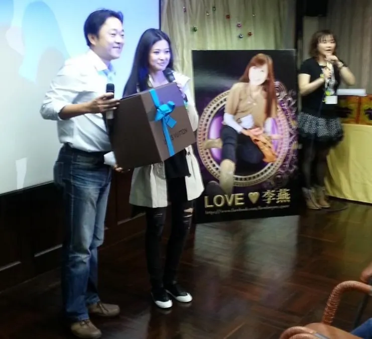 20多年前陳茂榮（左）就曾找李燕當代言人，這張照片他始終沒刪。陳茂榮提供