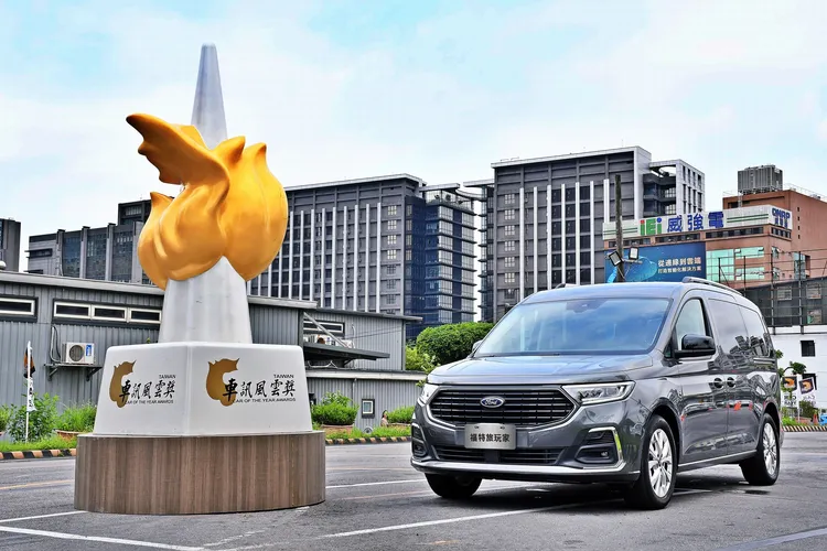 24年式Ford Tourneo Connect旅玩家玩咖版，如今新增了LCA車道導正輔助系統以及BLIS盲點偵測系統。業者提供