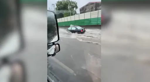 大雷雨改轟中南7縣市!國道后里段水淹半個輪胎高 車輛拋錨