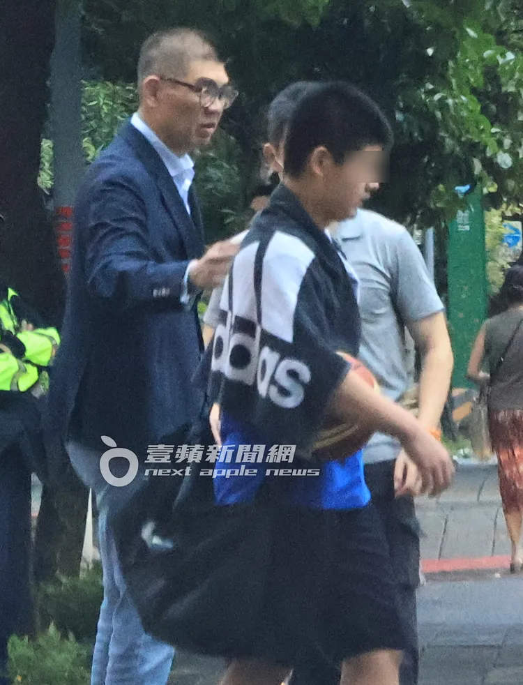 連勝文（左）送兒子上車，展現慈父的一面。特勤中心攝