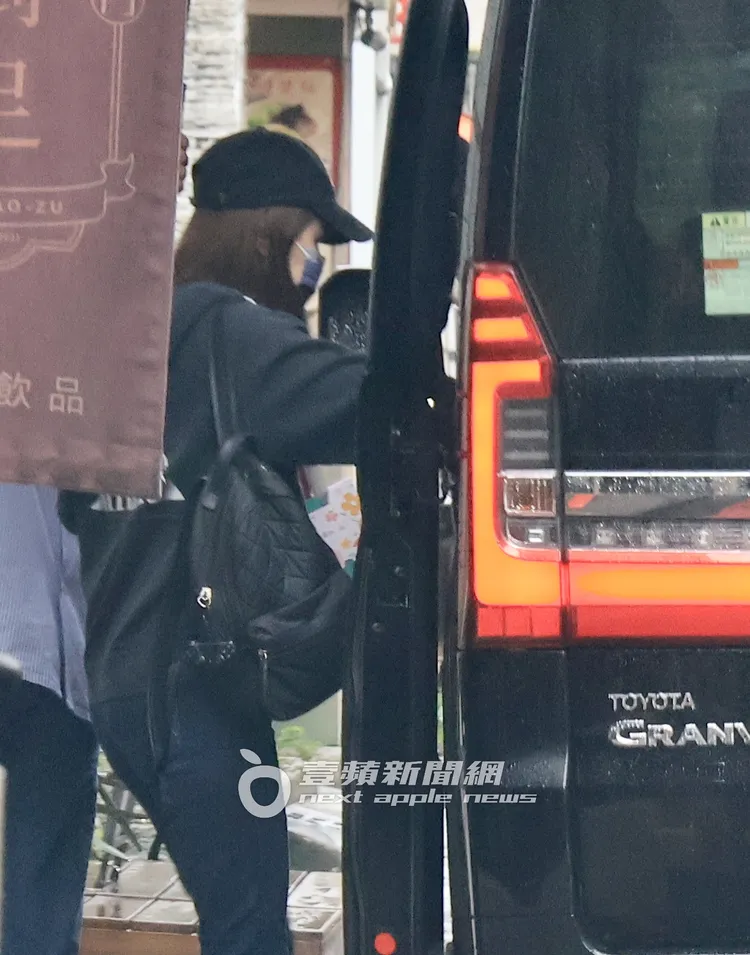 同時間，紅豆食府千金蔡依珊也搭車出門到醫美診所看醫生。特勤中心攝