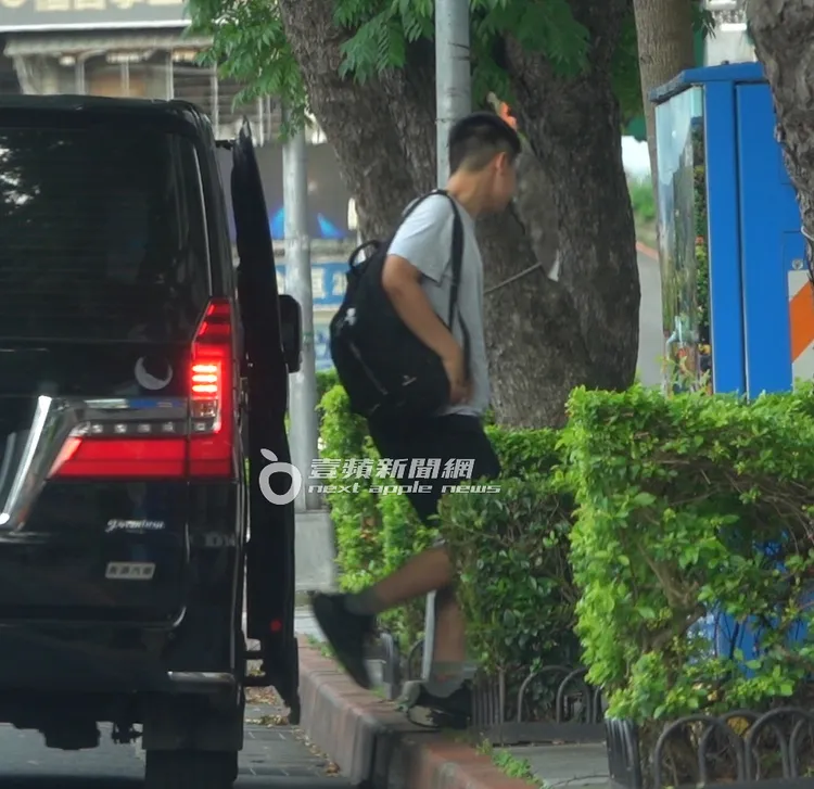 上月29日，連勝文16歲的大兒子連定捷到劍潭路下車，現已十分高大挺拔。特勤中心攝