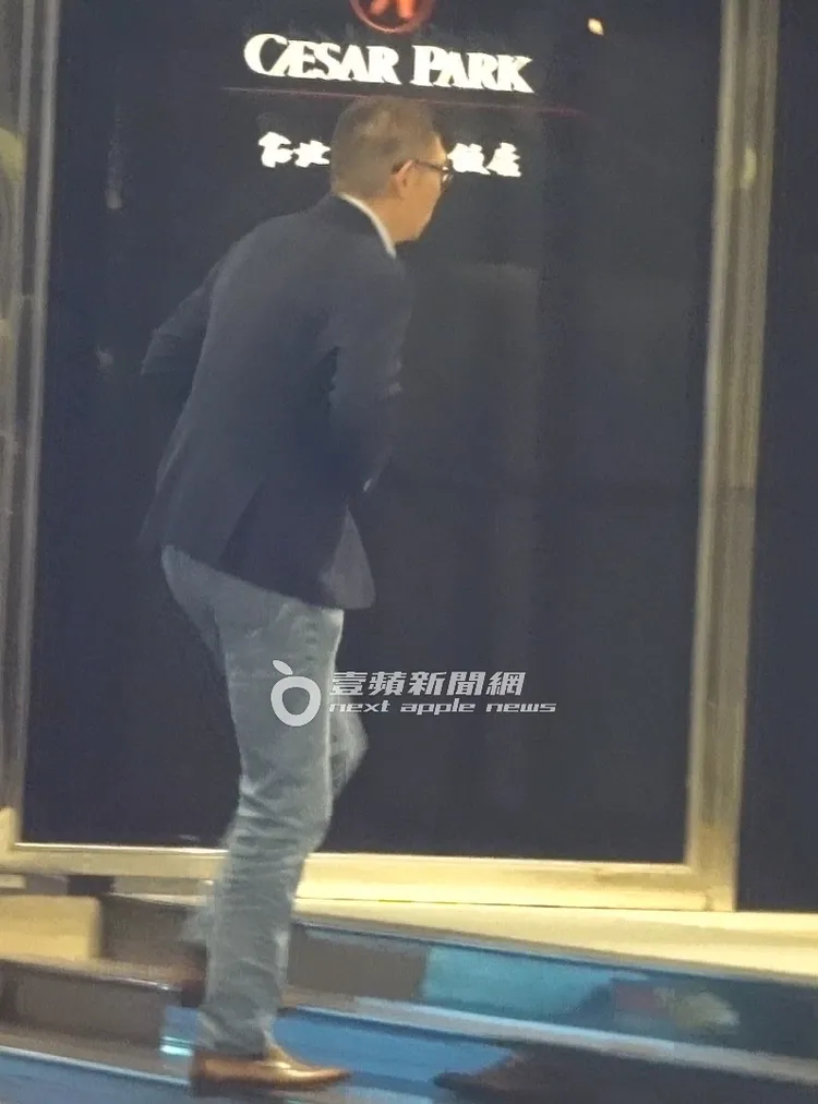連勝文獨自走進台北凱撒大飯店。特勤中心攝
