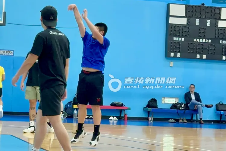 連勝文（右）在一旁望著連安捷急停跳投得分。特勤中心攝
