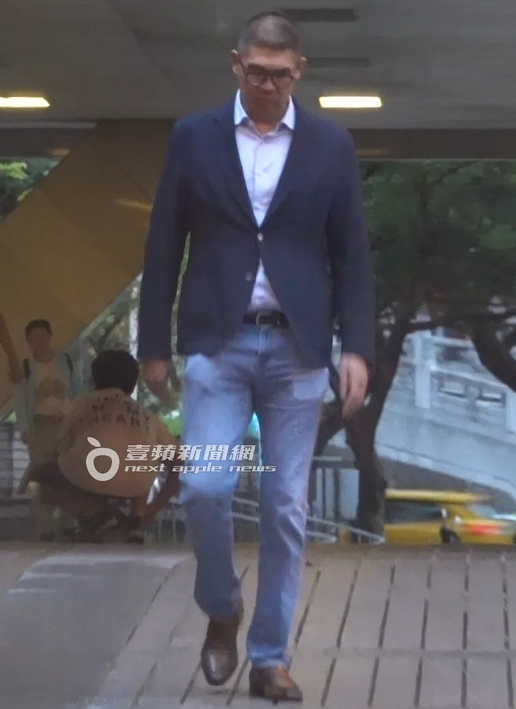 連勝文送兒子上車後，獨自走回運動中心，看來心事重重。特勤中心攝