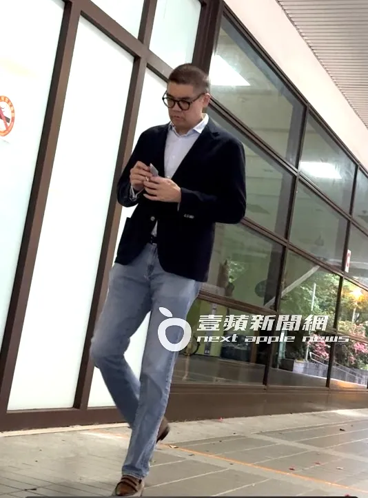 半小時後，連勝文一身西裝筆挺的搭車來到運動中心。特勤中心攝