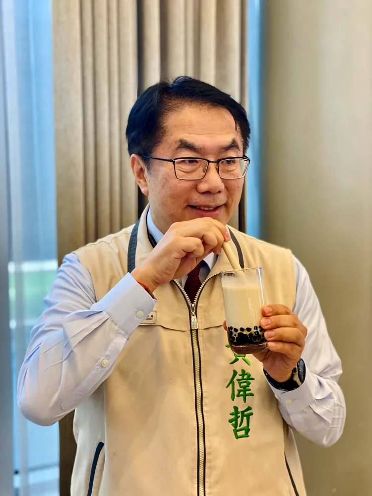 台南市長黃偉哲品嘗珍奶。王志弘攝