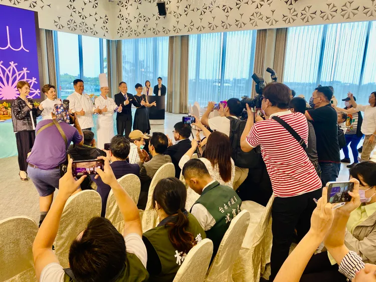 媒體爭先拍攝黃金組合團隊。王志弘攝