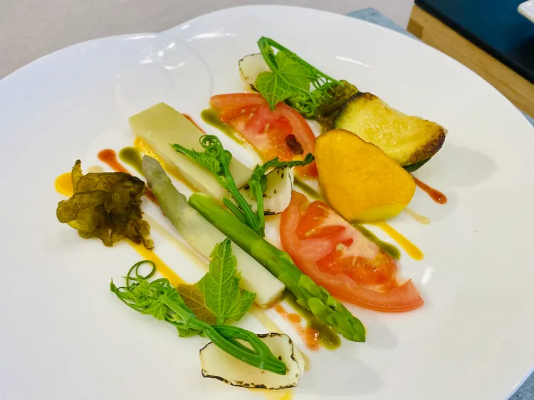 第一道：蔬菜拼盤+五大族群沾醬。王志弘攝