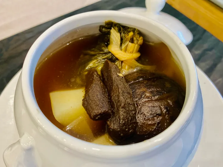 第四道：竹筍菜脯雞湯。王志弘攝